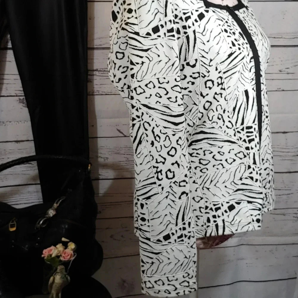 Women's pants and long sleeve top outfit - Picture 6 of 15